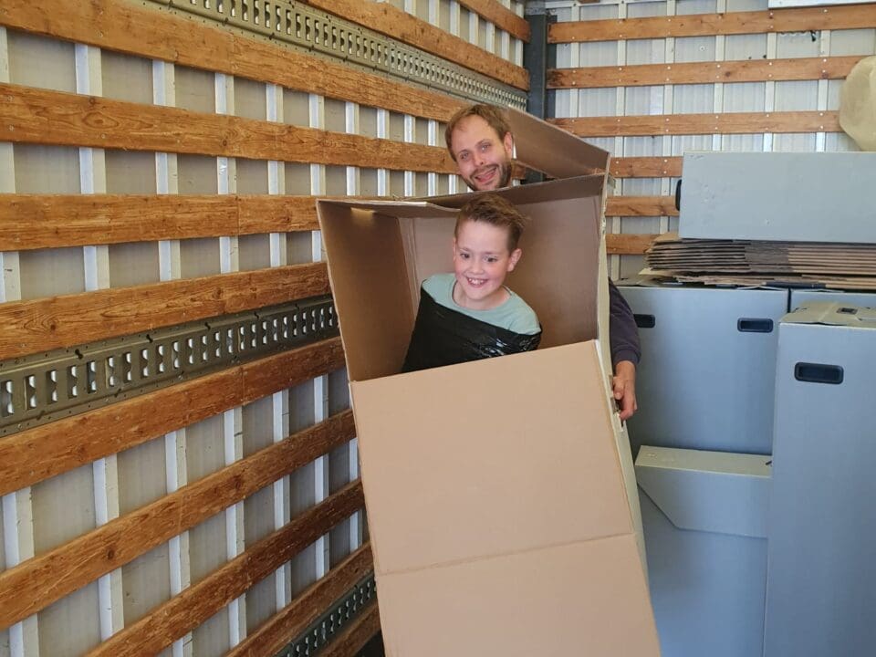 Man en kind verhuizen
